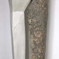 Trotzdem gemeinsam (Keramik, Papier, Eisen, 175 x 30 x 30 cm)